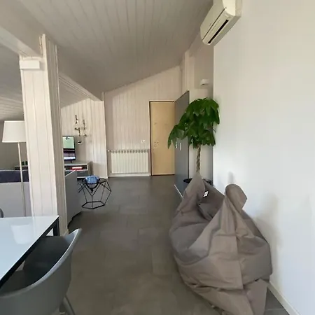 La Garconnierre Del Maggiore Lägenhet